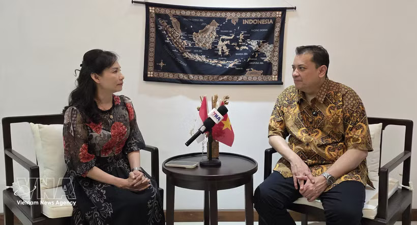 Dr. Arisman (right), Executive Director of the Centre for Southeast Asian Studies (CSEAS) in Indonesia, grants an interview to the Vietnam News Agency. (Photo: VNA)