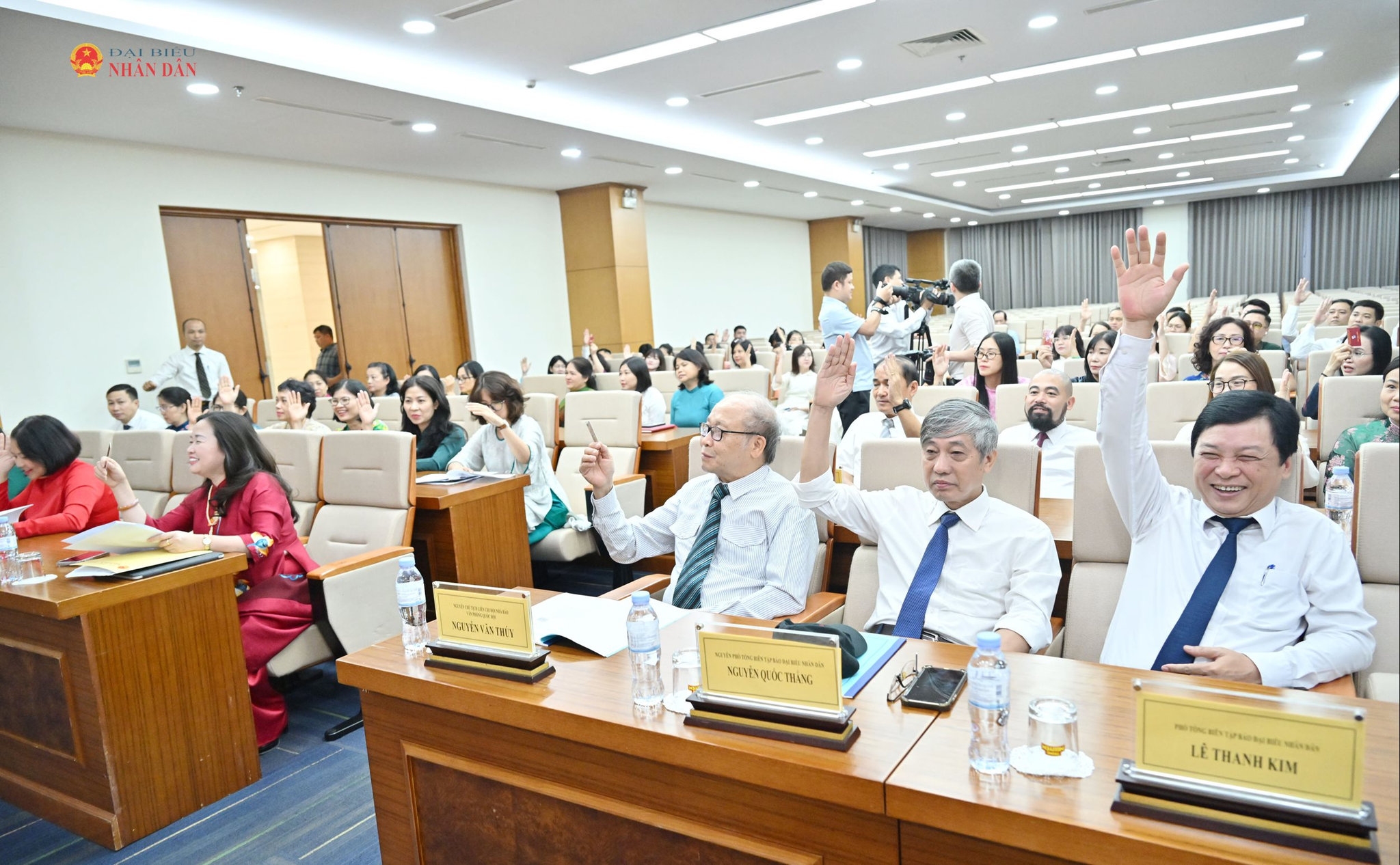 Các đại biểu biểu quyếtVQK_9355