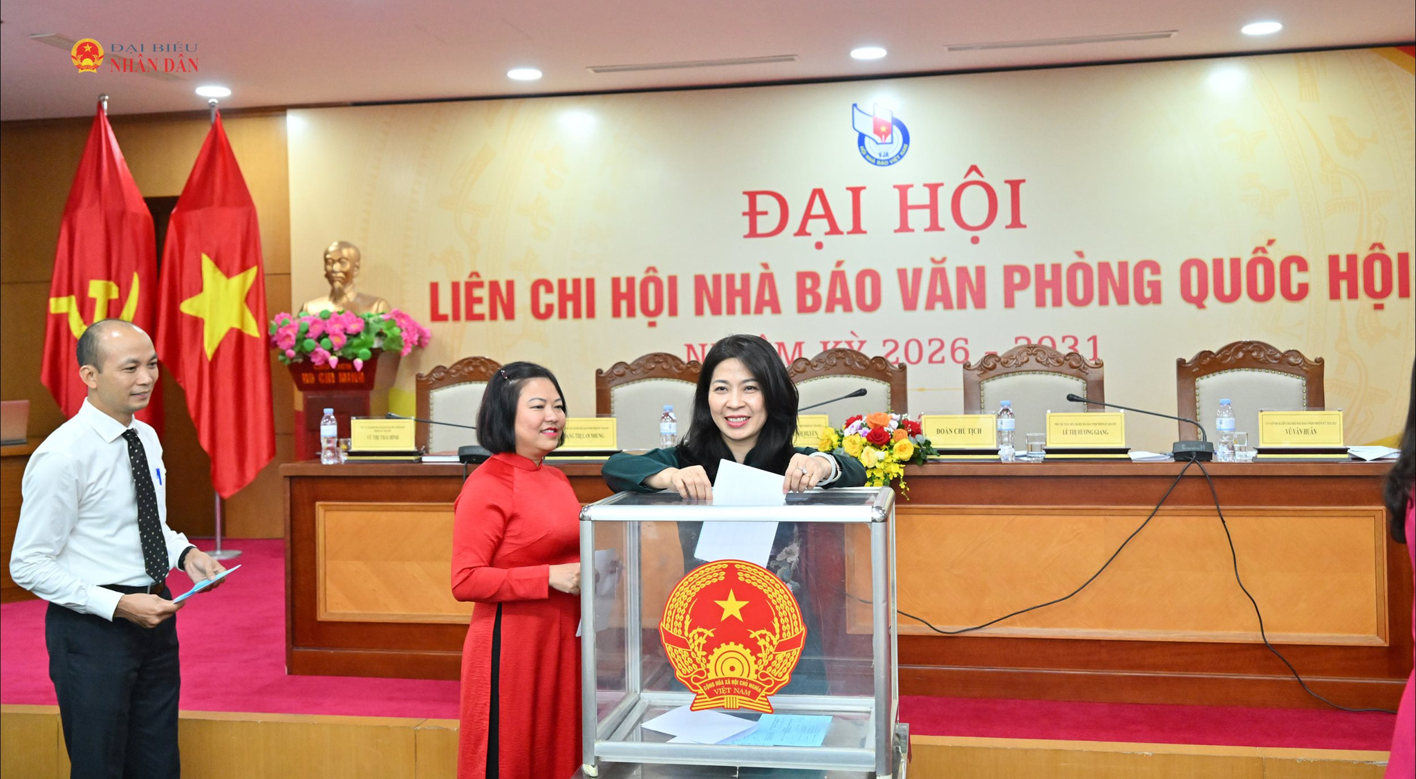 Các đại biểu bỏ phiếuVQK_9491