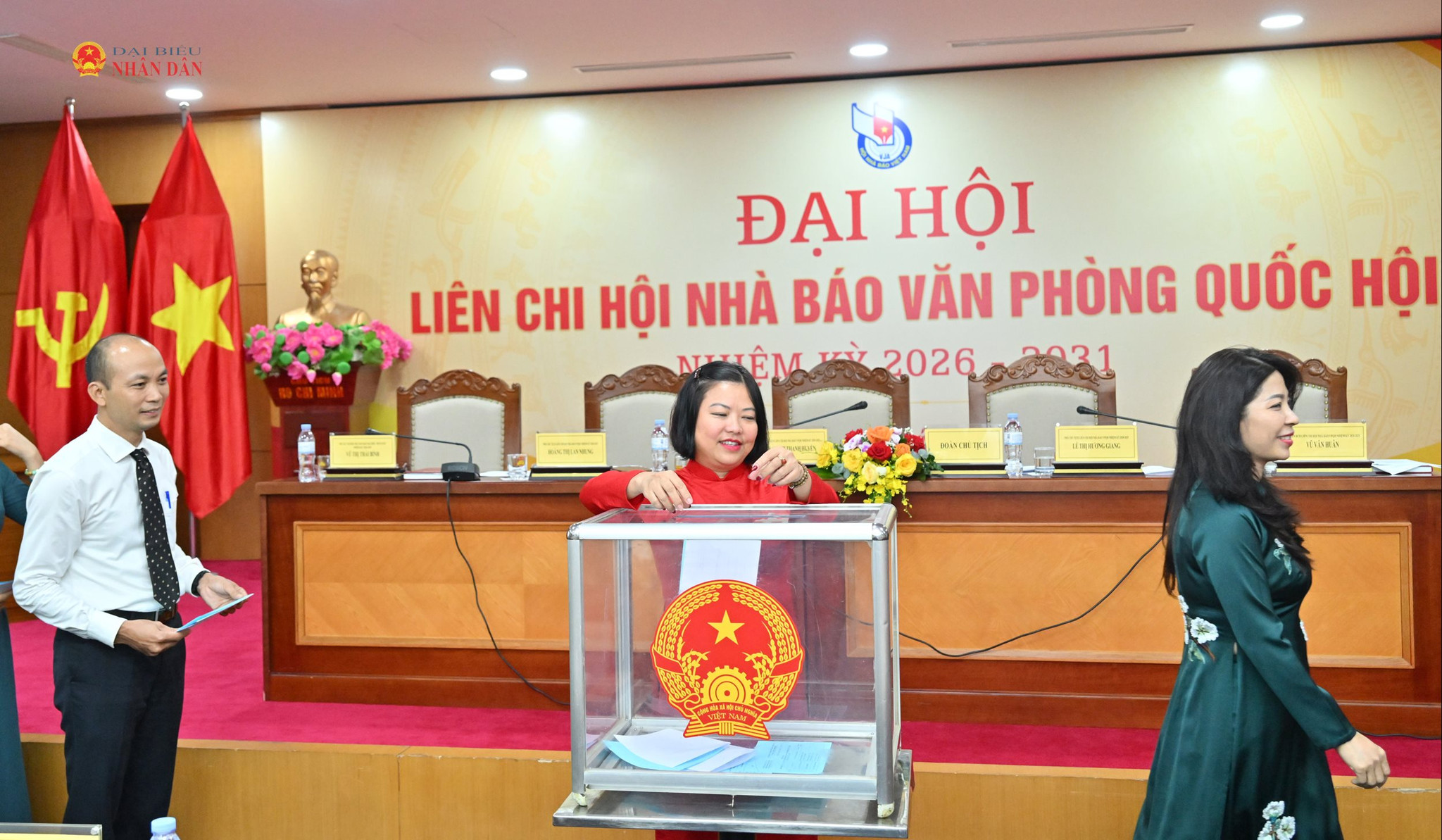 Các đại biểu bỏ phiếuVQK_9493