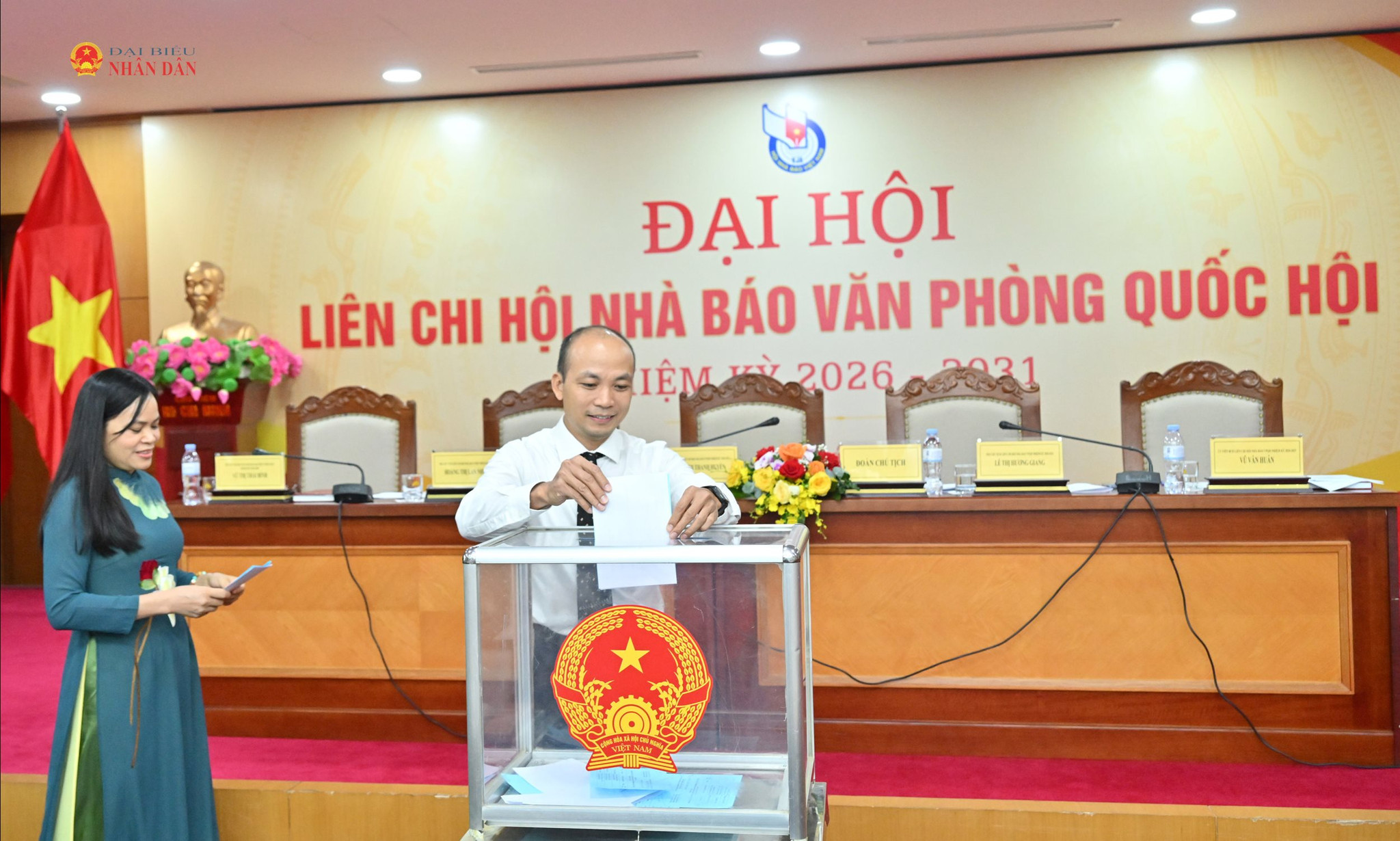 Các đại biểu bỏ phiếuVQK_9496