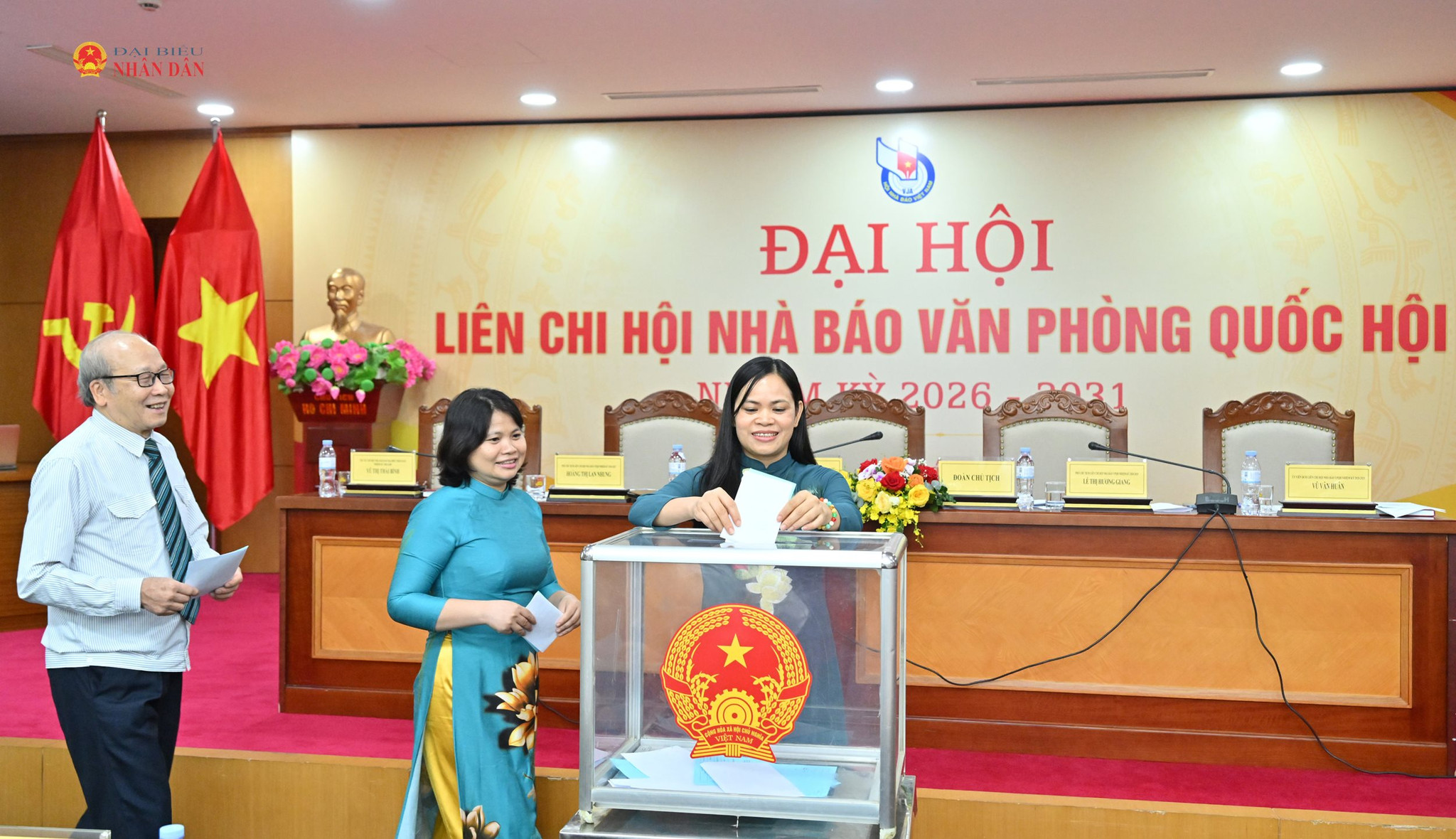 Các đại biểu bỏ phiếuVQK_9500