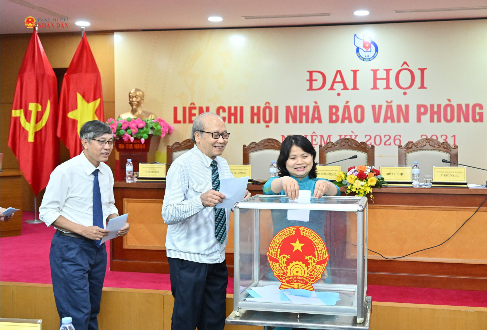 Các đại biểu bỏ phiếuVQK_9503