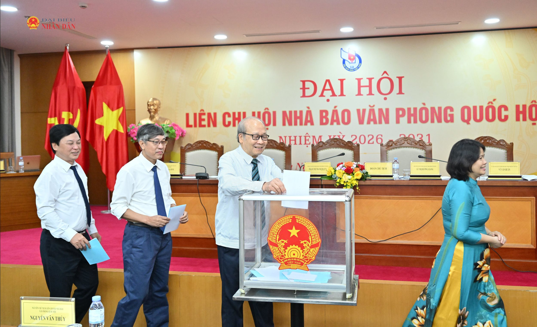 Các đại biểu bỏ phiếuVQK_9506