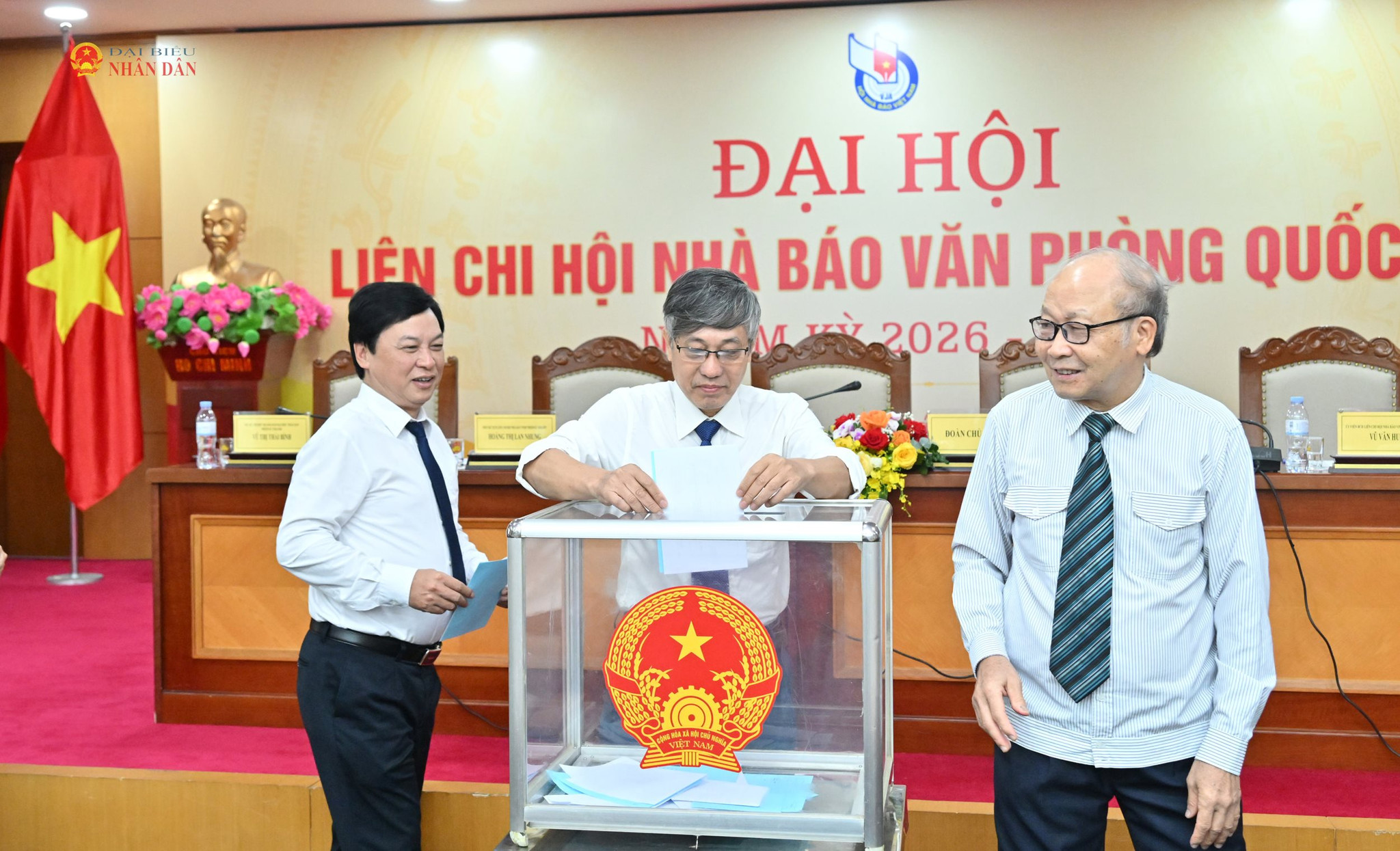 Các đại biểu bỏ phiếuVQK_9511