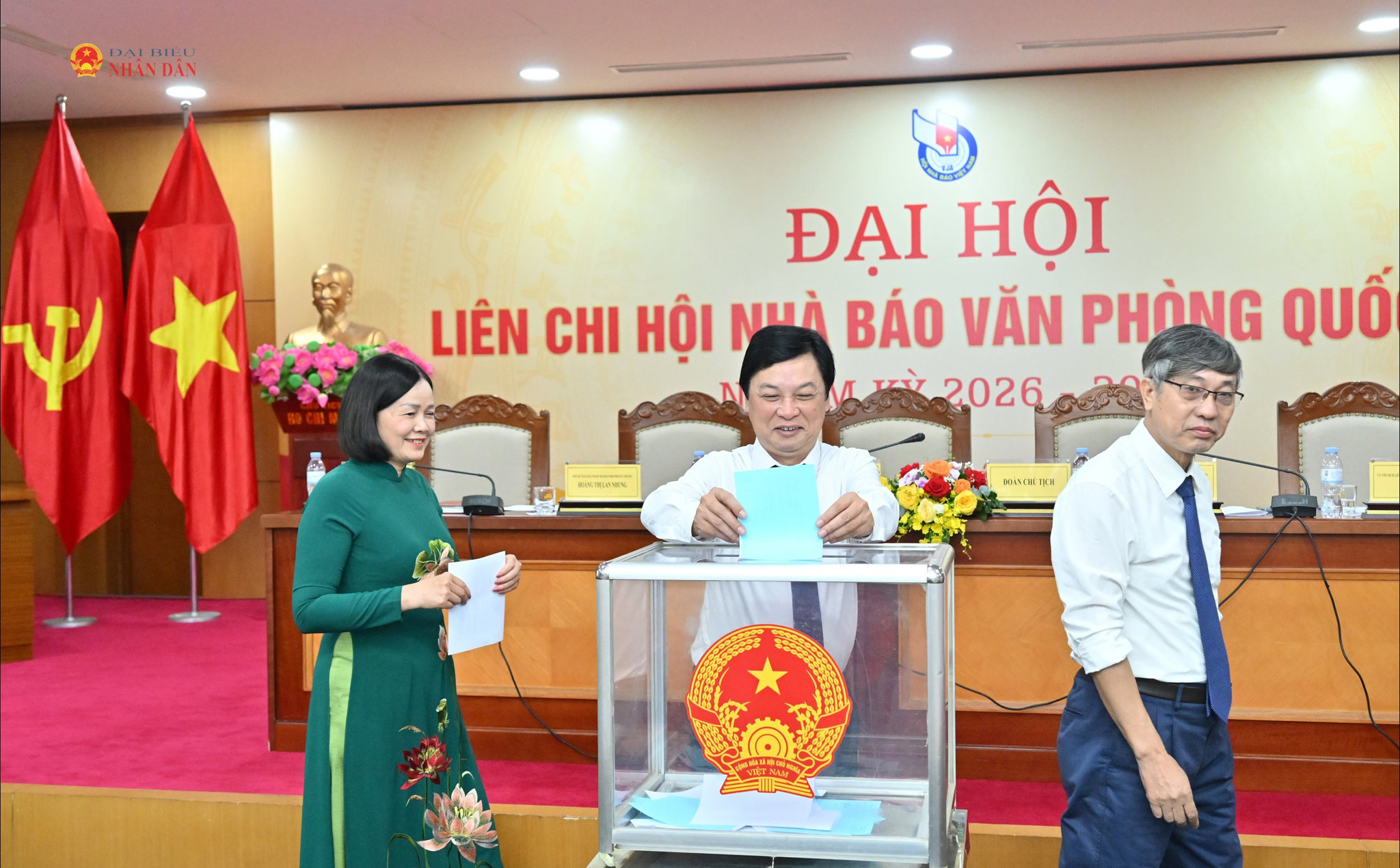 Các đại biểu bỏ phiếuVQK_9514