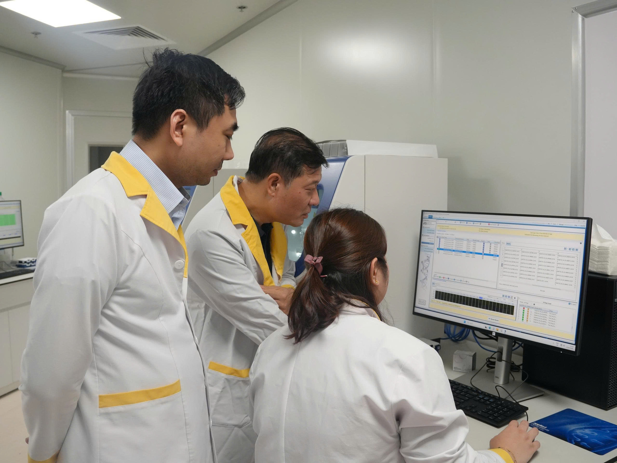 Các nhà nghiên cứu của dự án đang kiểm tra kết quả giải mã gen tại Lab