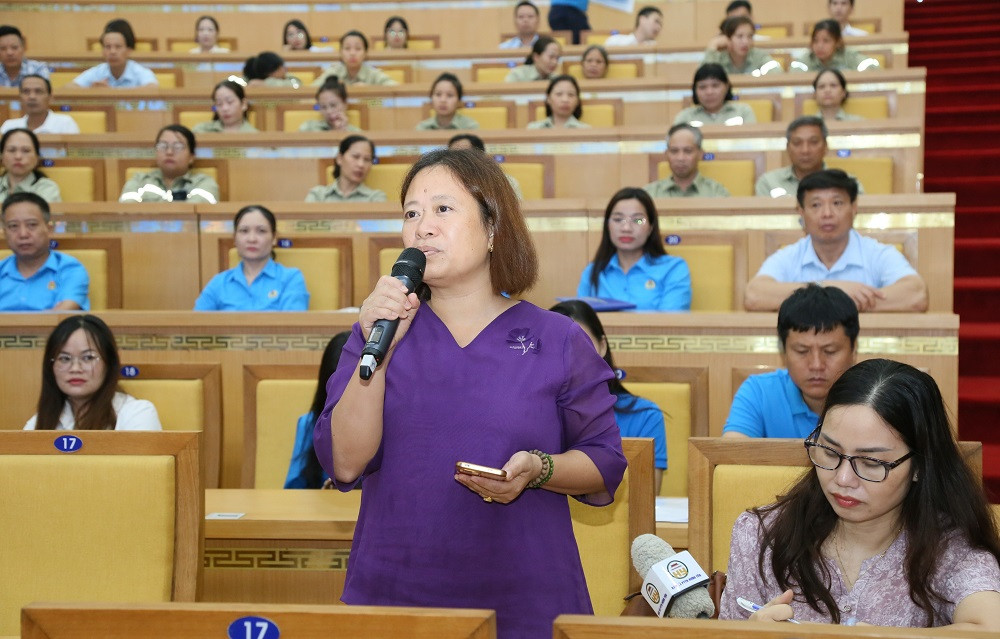 Chủ tịch Công đoàn cơ sở Công ty TNHH Giày Ngọc Tề phát biểu ý kiến, kiến nghị tại hội nghị_