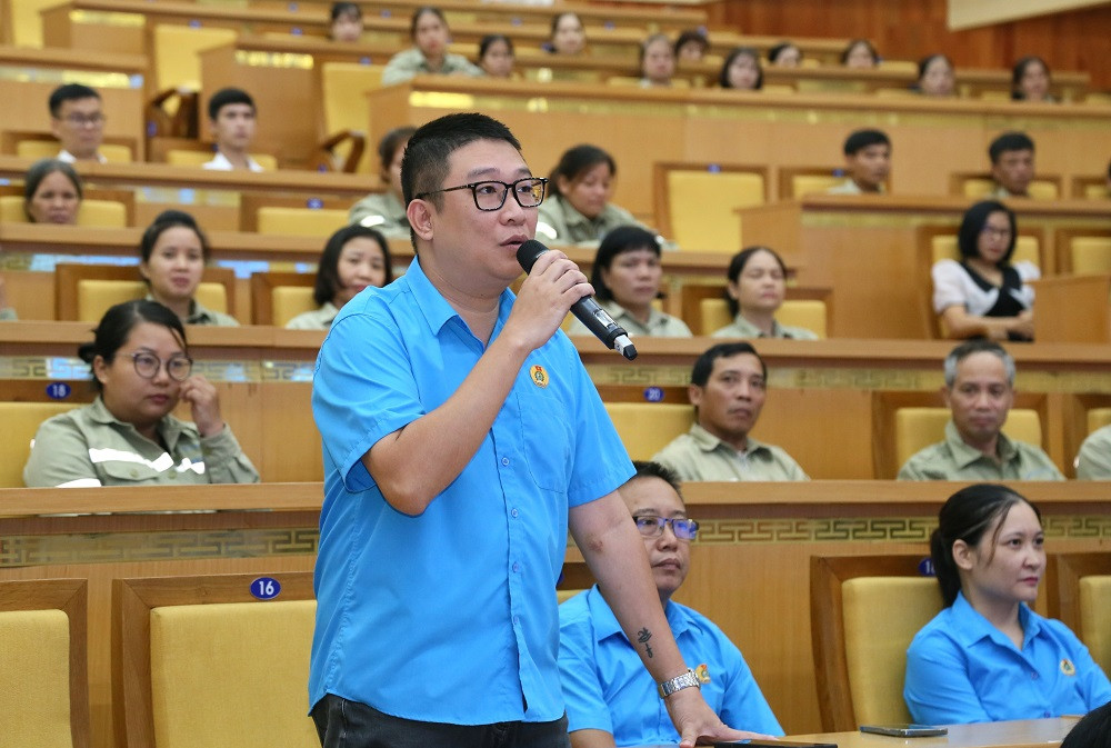 Chủ tịch Công đoàn cơ sở Công ty TNHH Regina Mỉacal phát biểu ý kiến, kiến nghị tại hội nghị_