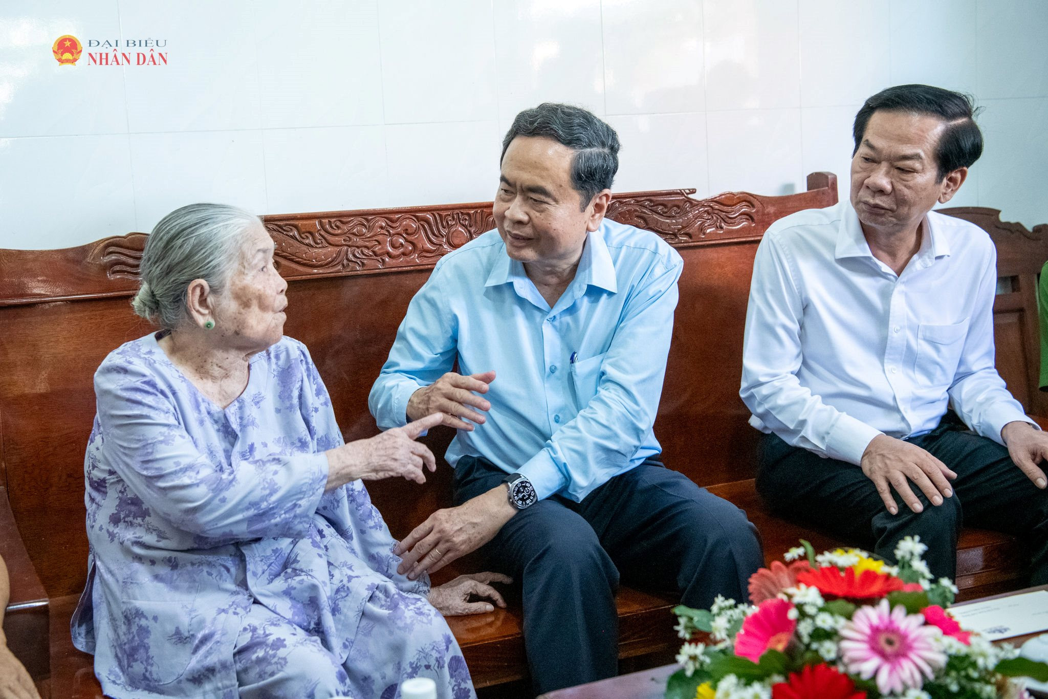 dbnd.1cdn.vn-2026-07-19-_ctqh-tham-va-tang-qua-me-viet-nam-anh-hung-tran-thi-luong.2-69f19e1b34db1c7306d1dc5c56439b71_watermarked.jpg