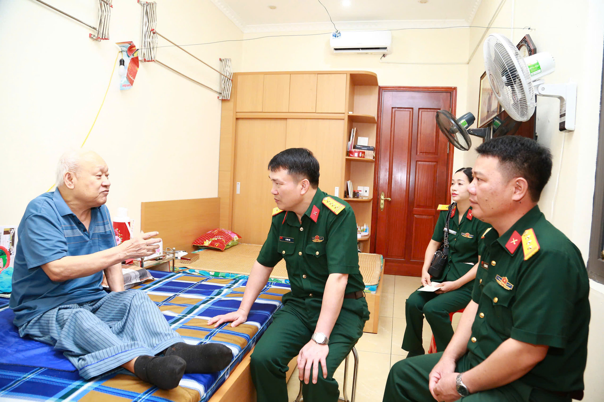 Đoàn công tác thăm hỏi sức khỏe, đời sống, bày tỏ lòng biết ơn sâu sắc trước những cống hiến to lớn của các thương binh, bệnh binh và người có công