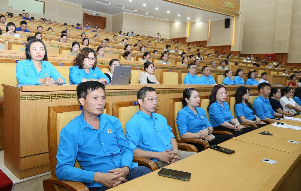 Đoàn viên, công nhân, viên chức, người lao động dự hội nghị tiếp xúc, đối thoại