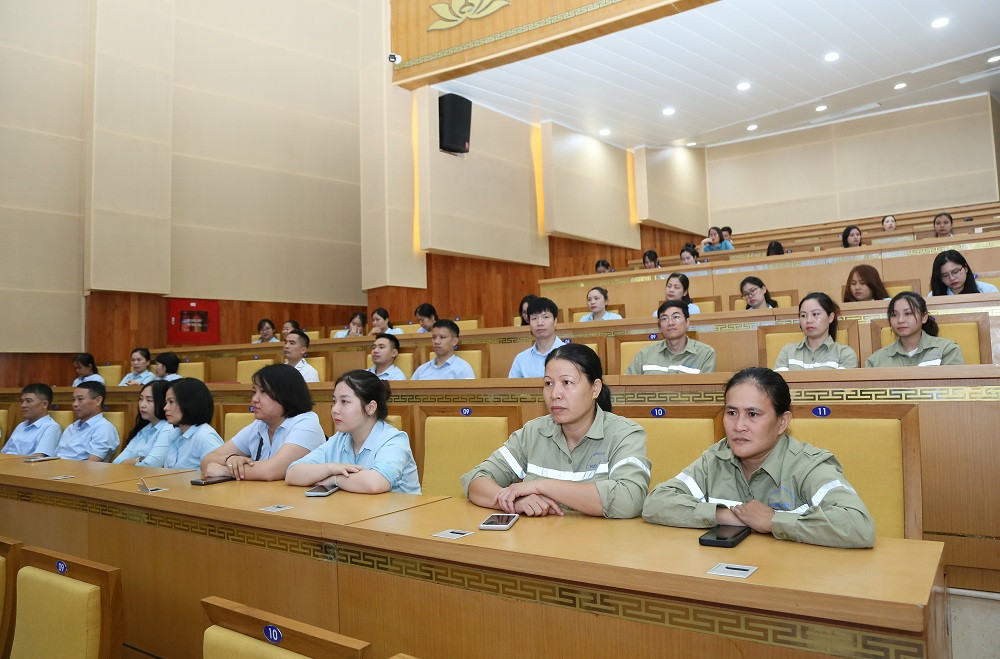 Đoàn viên, công nhân, viên chức, người lao động dự hội nghị tiếp xúc, đối thoại (2)