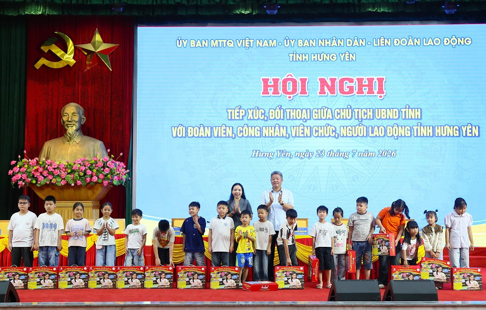 Đồng chí Phó Bí thư Tỉnh ủy, Chủ tịch UBND tỉnh Nguyễn Mạnh Quyền cùng lãnh đạo Ủy ban MTTQ Việt Nam tỉnh trao quà cho con đoàn viên, công nhân, người lao động_ (1)