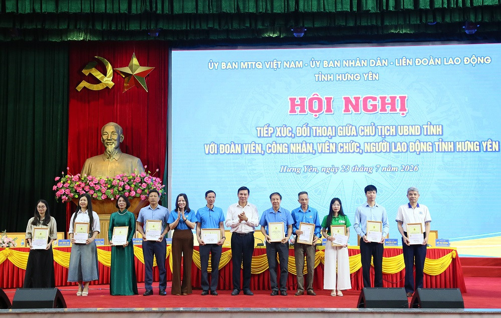 Đồng chí Phó Chủ tịch Thường trực UBND tỉnh Nguyễn Lê Huy và lãnh đạo Liên đoàn Lao động tỉnh trao giải cho các đơn vị đạt giải tại cuộc thi_ (1)