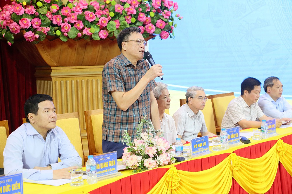 Đồng chí Trưởng ban Quản lý Khu Kinh tế và các khu công nghiệp tỉnh Vũ Kim Cứ trả lời ý kiến, kiến nghị của đoàn viên, công nhân, người lao động_
