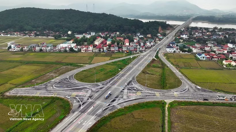 A view of the approach road to the Xuan Quang bridge on the side of Thieu Quang commune, Thanh Hoa province. (Photo: VNA)