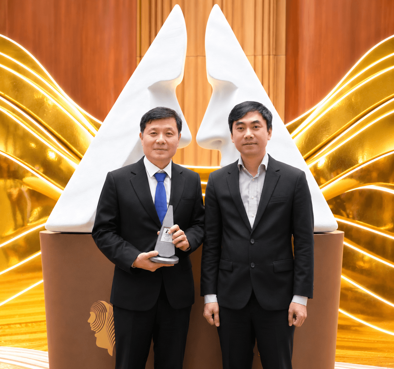 GS. Vũ Hà Văn (bên trái) và TS. Võ Sỹ Nam (bên phải) là hai tác giả chính của bài báo