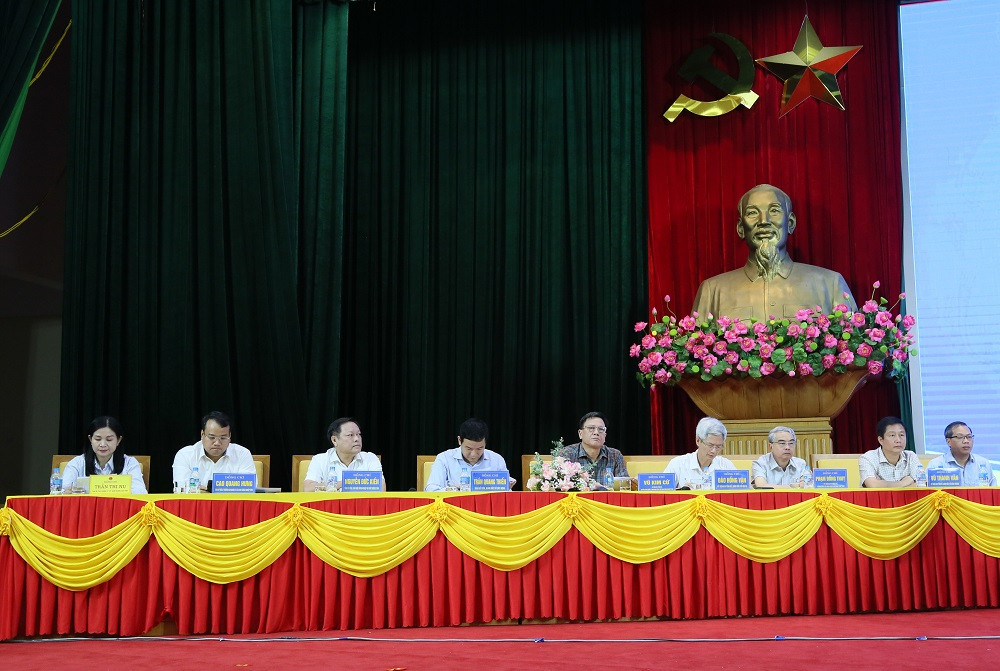 Lãnh đạo các sở, ngành, địa phương dự hội nghị_