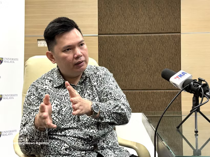Collins Chong Yew Keat, a foreign affairs, security and strategy analyst at the University of Malaya, in an interview granted to the Vietnam News Agency (VNA)'s correspondents in Malaysia. (Photo: VNA) 