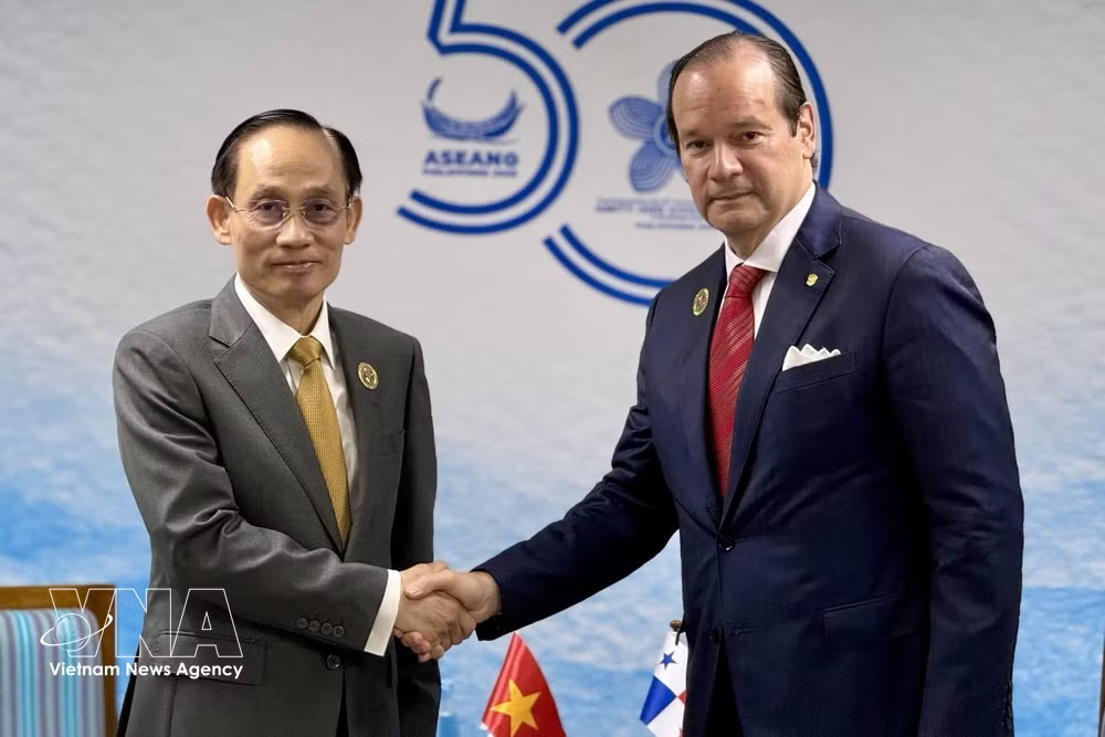 Minister of Foreign Affairs Le Hoai Trung and his Panamanian counterpart Javier Eduardo Martínez-Acha Vásquez (Photo: VNA) vnanet-c.jpg