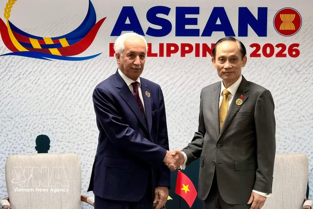Minister of Foreign Affairs Le Hoai Trung and Qatari Minister of State for Foreign Affairs Sultan bin Saad bin Sultan Al-Muraikhi (Photo: VNA) vnanet-s.jpg