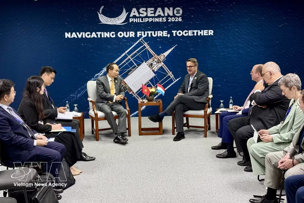 At the meeting between Minister of Foreign Affairs Le Hoai Trung and Deputy Prime Minister and Minister for Foreign Affairs and Foreign Trade of Luxembourg Xavier Bettel (Photo: VNA) vnanet-x.jpg