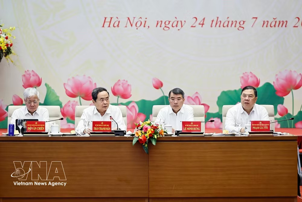 PM Le Minh Hung (second, right) and NA Chairman Tran Thanh Man (second, left) co-chair the meeting on July 24. (Photo: VNA) PM Le Minh Hung (second, right) and NA Chairman Tran Thanh Man (second, left) co-chair the meeting on July 24. (Photo: VNA)