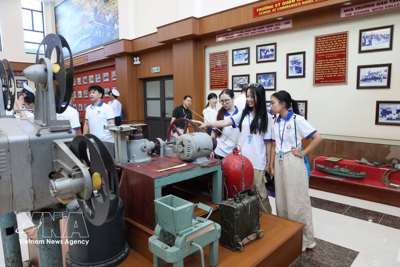 Young overseas Vietnamese learn about the traditions of the Vietnam People's Navy and its mission of safeguarding the nation's maritime sovereignty. (Photo: VNA)