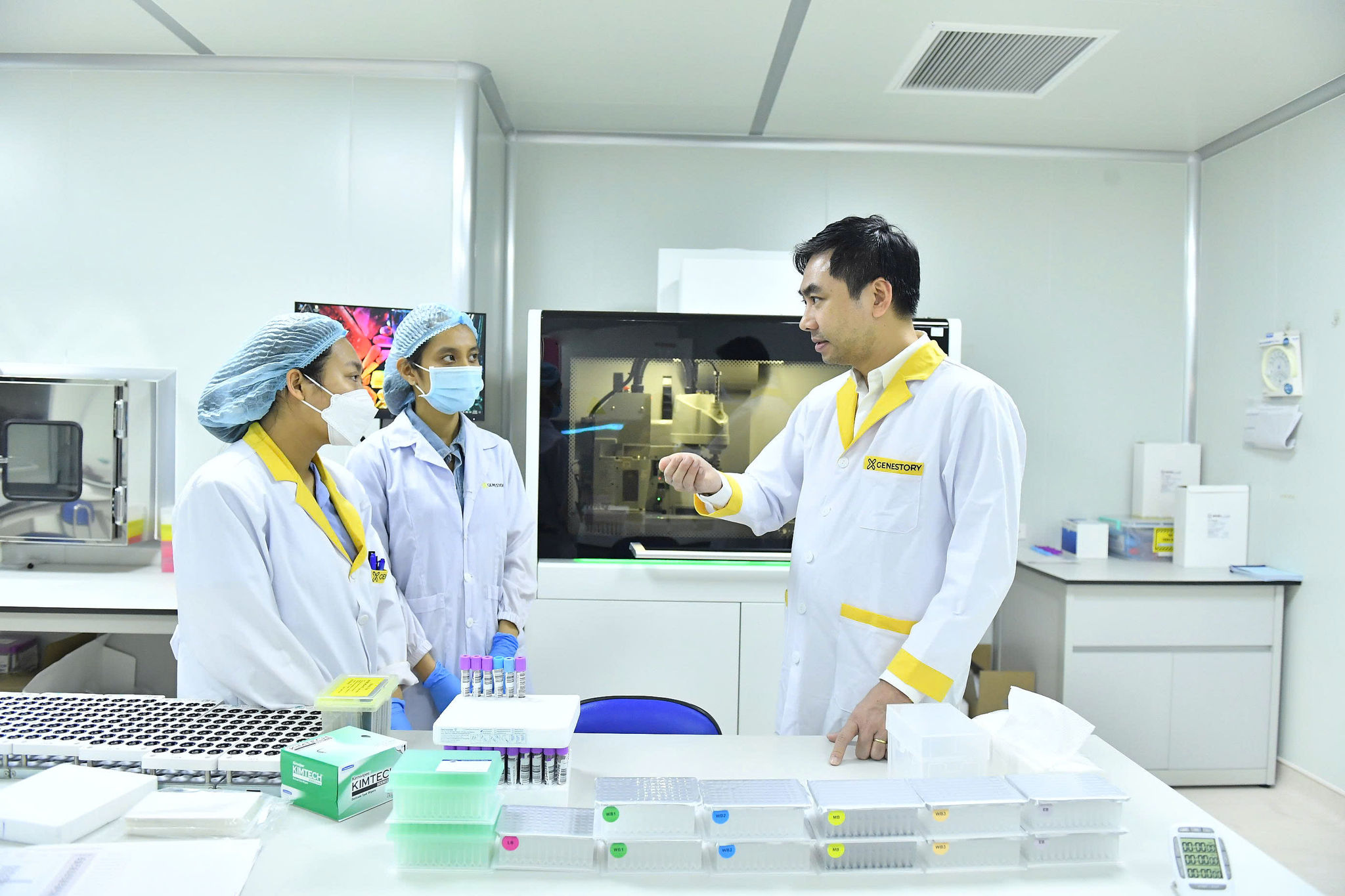 TS Võ Sỹ Nam đang thảo luận với cộng sự về các công nghệ giải mã gen