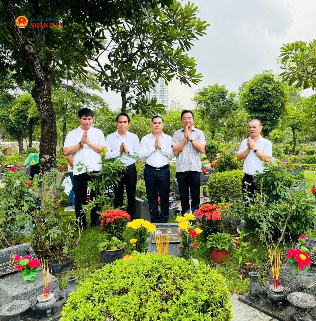 va-doi-ngoai-trung-tuong-nguyen-minh-duc-va-doan-cong-tac-dang-huong-dang-hoa-tai-nghia-trang-liet-si-thanh-pho-ho-chi-minh.jpeg