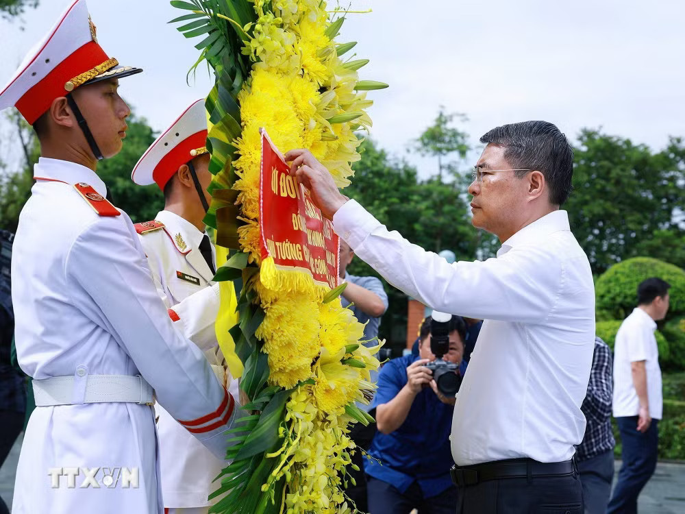 a9c5245eba8fe5039c71afcf992a6c6265cd94a89bf62a4eb5-_ttxvn-2507-thu-tuong-dang-huong-anh-hung-liet-sy-dien-bien-13.jpg.avif