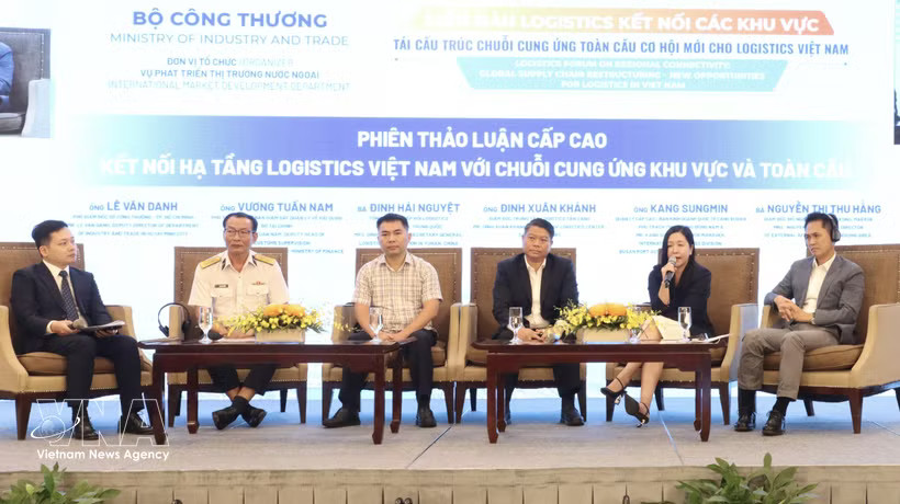 Experts discuss ways to connect Vietnam's logistics sector with global logistics networks at the forum held in Ho Chi Minh City on July 24. (Photo: VNA)