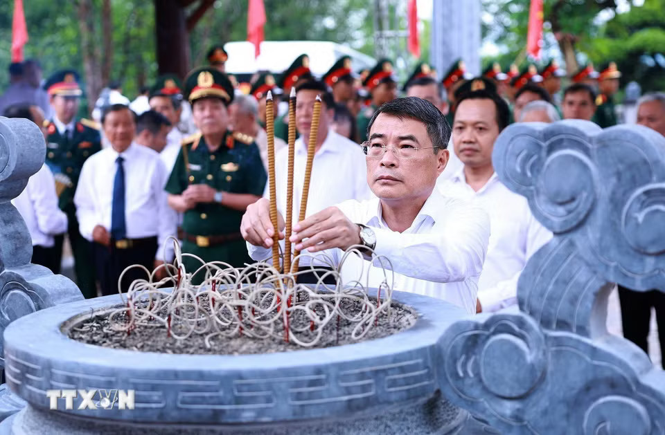 b6b03ffc3c3fa576b012b25a9a17a758961eef165168cc550d29be24-_ttxvn-2507-thu-tuong-dang-huong-anh-hung-liet-sy-dien-bien-1.jpg.avif