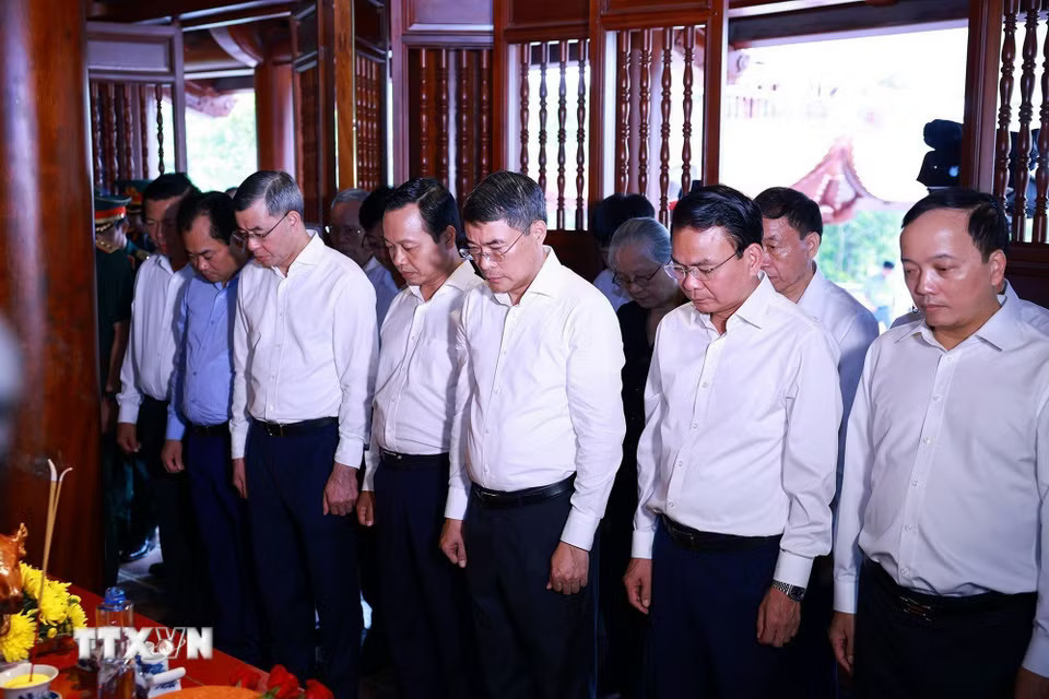 b6b03ffc3c3fa576b012b25add53bc7a8fa620189d3840a2ac905b21-_ttxvn-2507-thu-tuong-dang-huong-anh-hung-liet-sy-dien-bien-5.jpg.avif