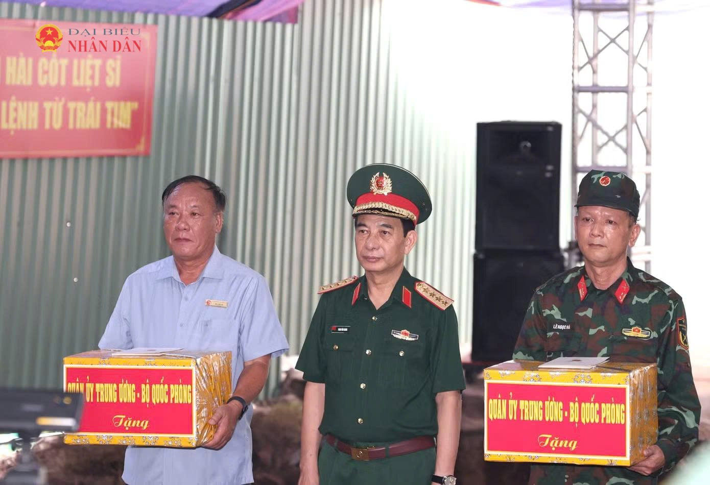 Phó Thủ tướng, Bộ trưởng Bộ Quốc phòng, Đại tướng Phan Văn Giang tặng quà động viên lực lượng tìm kiếm, quy tập hài cốt liệt sĩ tại Công viên Lê Thị Riêng. Ảnh: Hoa Lê