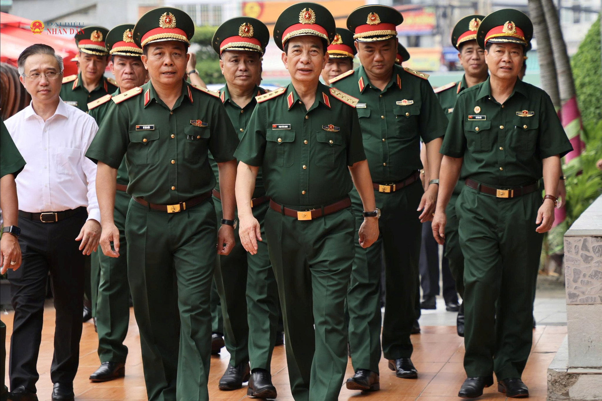 Phó Thủ tướng, Bộ trưởng Bộ Quốc phòng, Đại tướng Phan Văn Giang cùng đoàn công tác dâng hương tưởng niệm Anh hùng liệt sĩ ở công viên Lê Thị Riêng. Ảnh: Hoa Lê