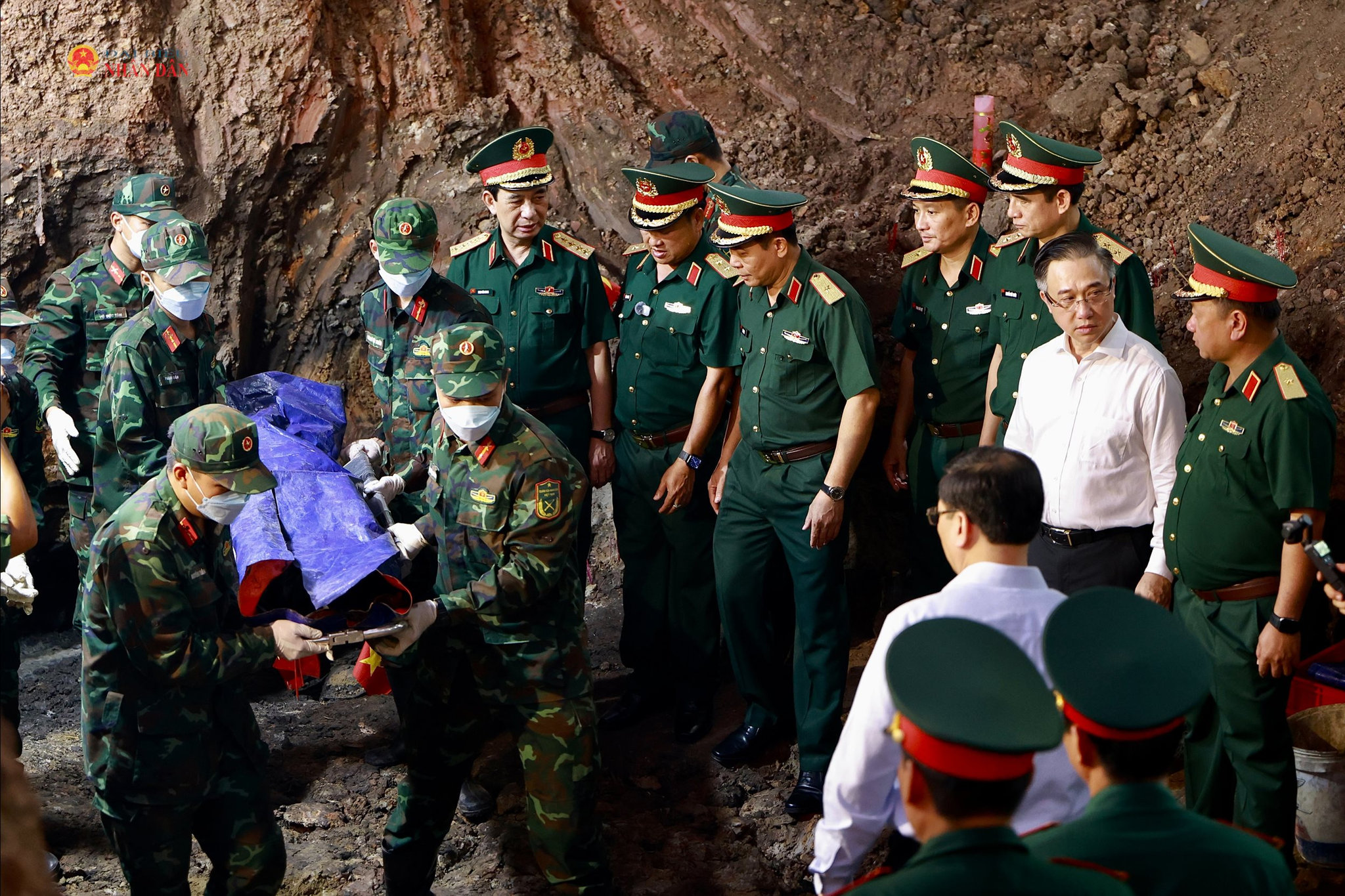 Phó Thủ tướng, Bộ trưởng Bộ Quốc phòng, Đại tướng Phan Văn Giang động viên các lực lượng đang thực hiện nhiệm vụ tại công viên Lê Thị Riêng. Ảnh: Hoa Lê