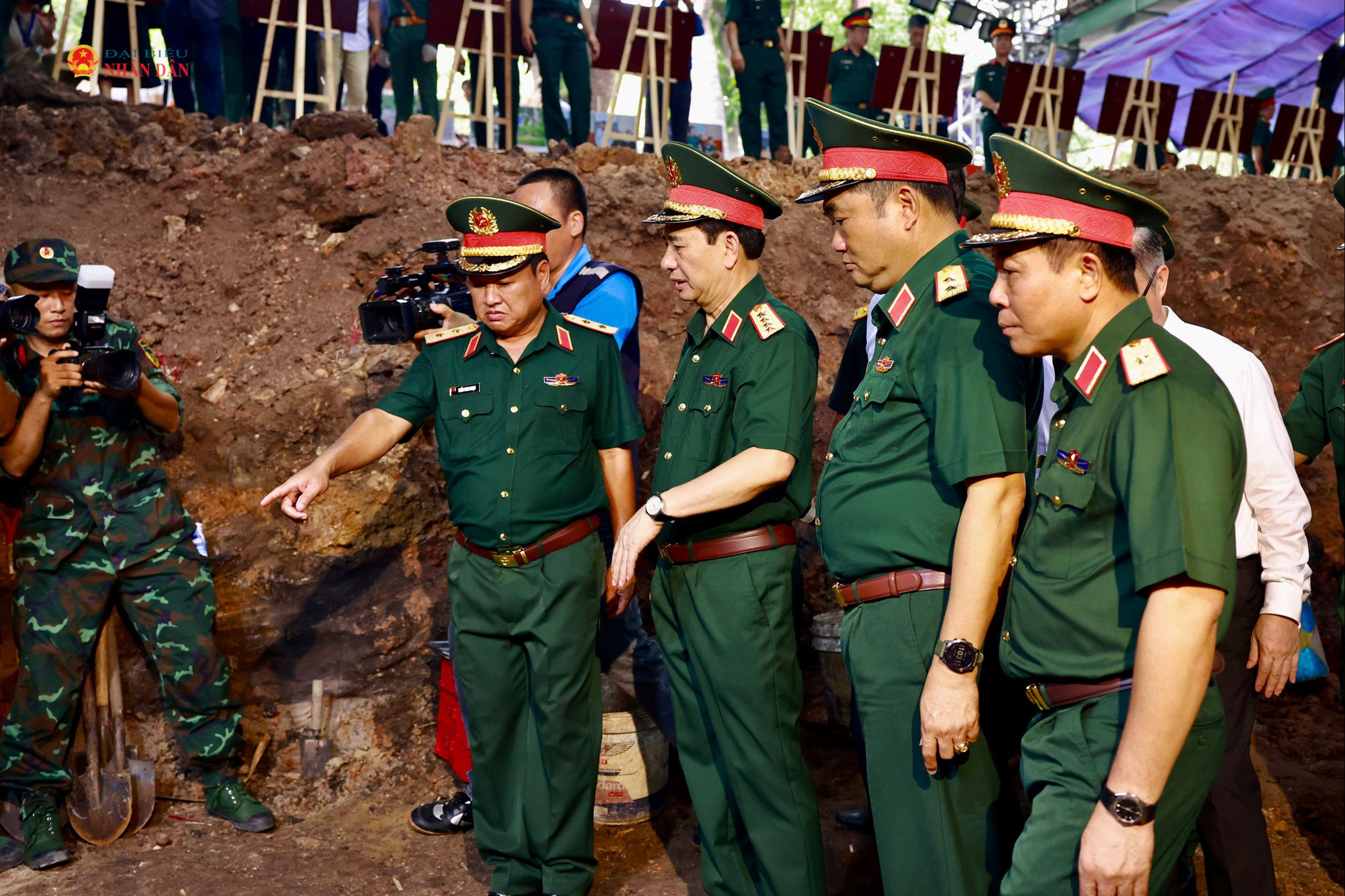 Phó Thủ tướng, Bộ trưởng Bộ Quốc phòng, Đại tướng Phan Văn Giang động viên các lực lượng đang thực hiện nhiệm vụ tại công viên Lê Thị Riêng. Ảnh: Hoa Lê