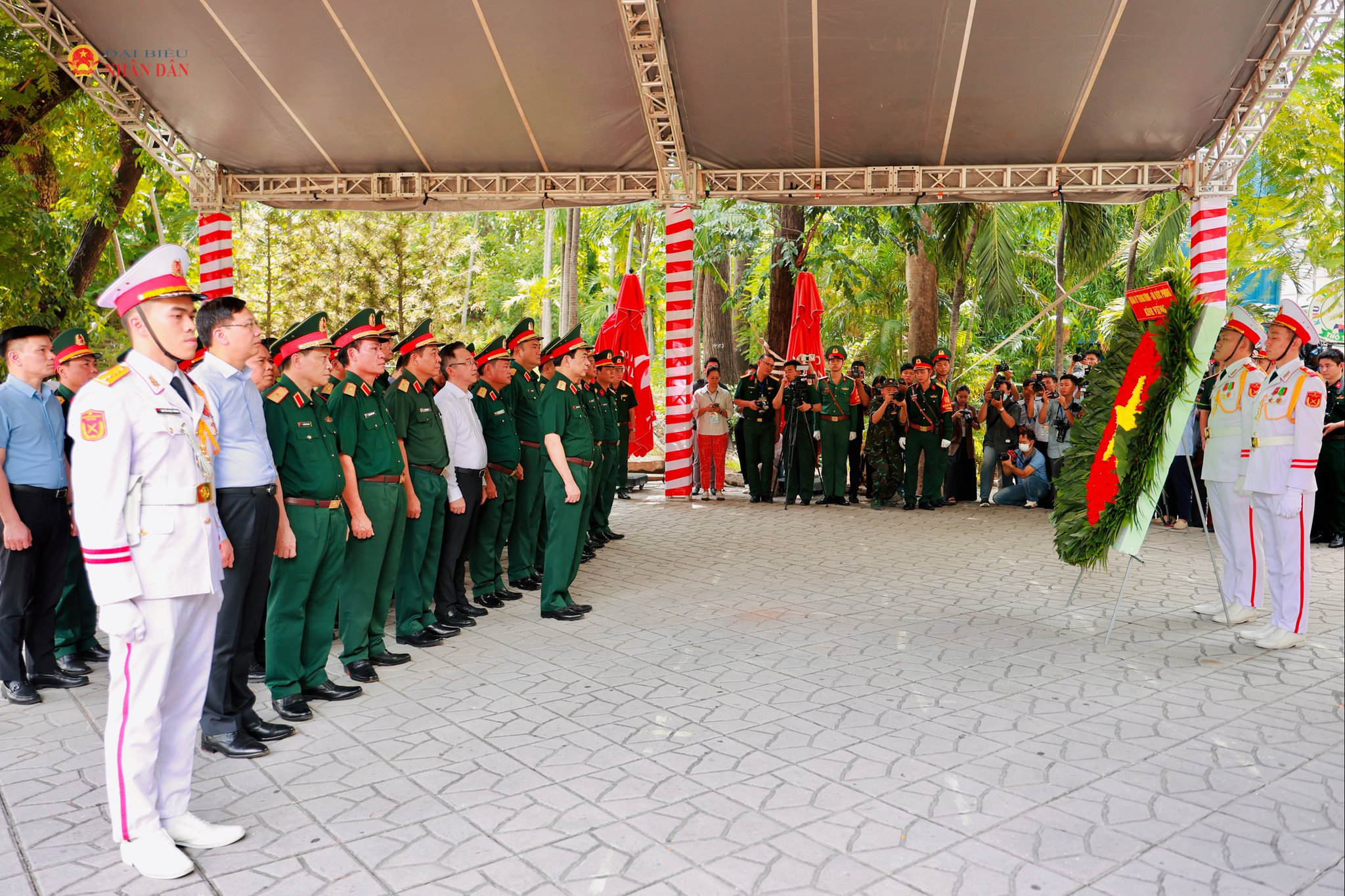Phó Thủ tướng, Bộ trưởng Bộ Quốc phòng, Đại tướng Phan Văn Giang dâng hương tại tượng đài Tổng Bí thư Trần Phú và các Anh hùng liệt sĩ ở công viên Lê Thị Riêng. Ảnh: Hoa Lê