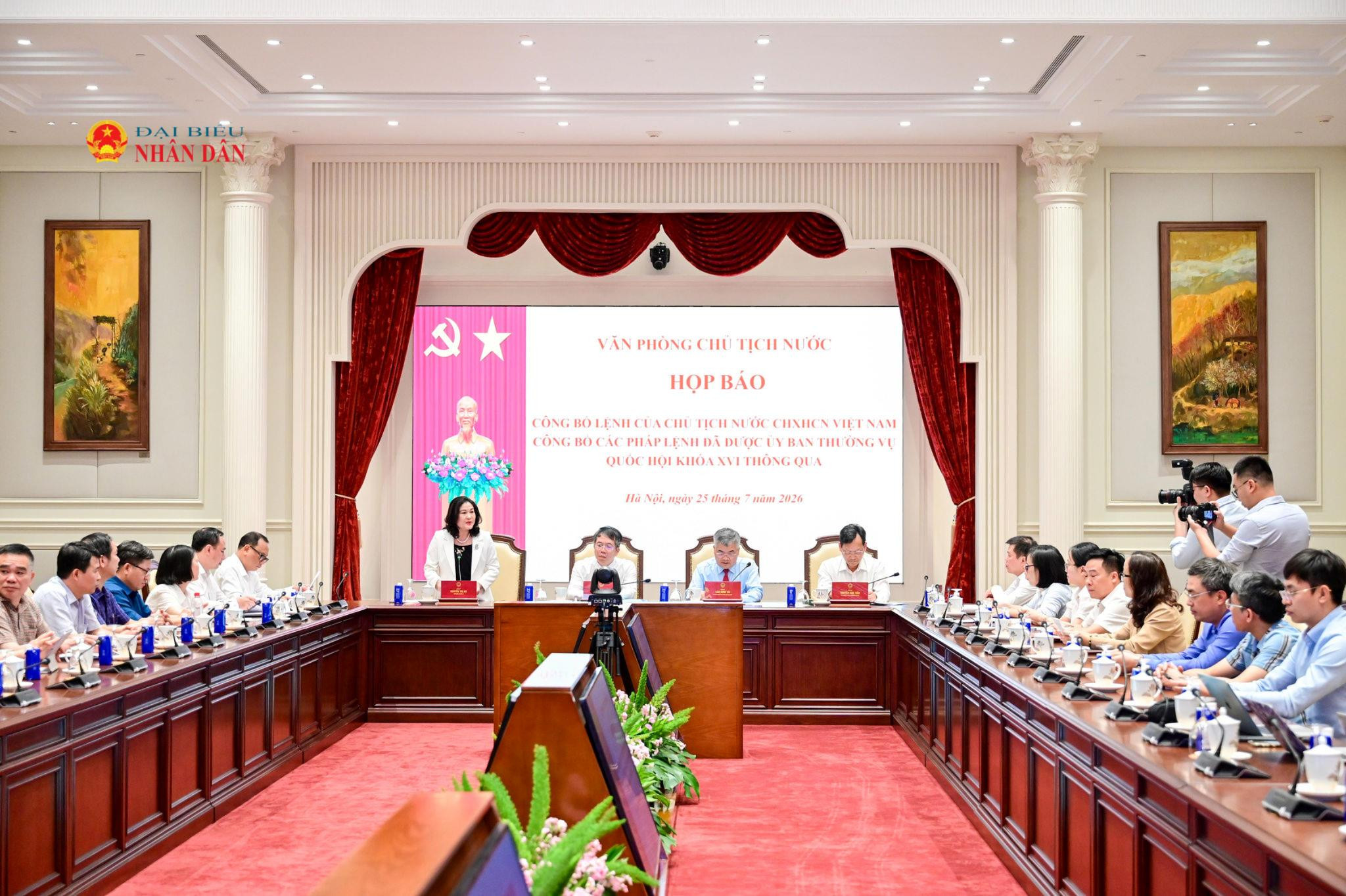 lanh-dao-cac-bo-nganh-tra-loi-cau-hoi-cua-phong-vien(3).jpg
