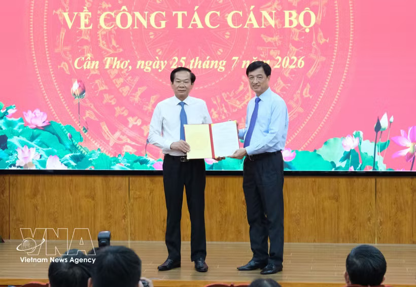 Head of the Party Central Committee's Organisation Commission Nguyen Duy Ngoc presents the Politburo's decision to Do Thanh Binh (left) (Photo: VNA)