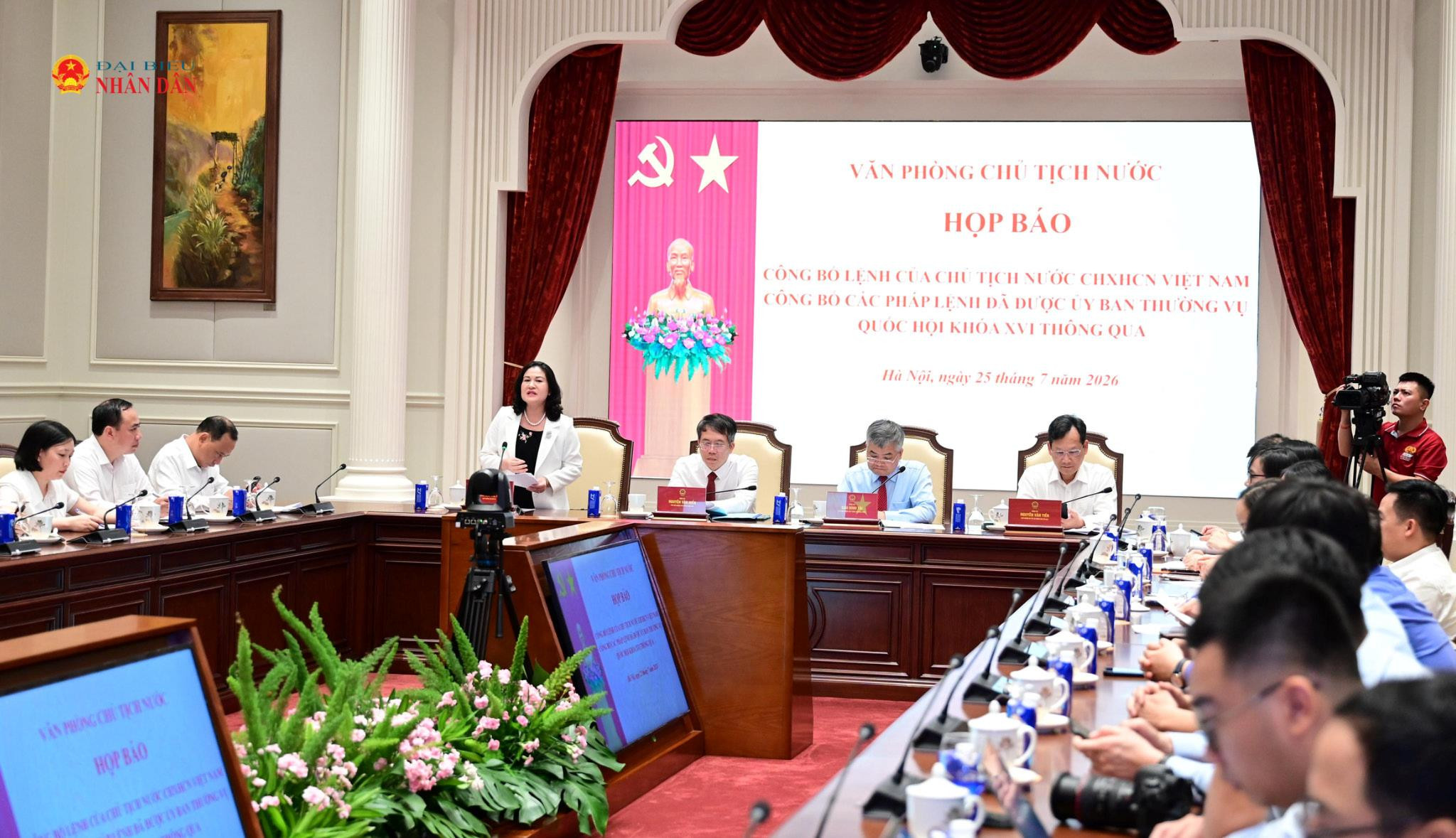 thu-truong-bo-noi-vu-nguyen-thi-ha-gioi-thieu-cac-diem-moi-cua-phap-lenh-ve-uu-dai-voi-nguoi-co-cong(1).jpg