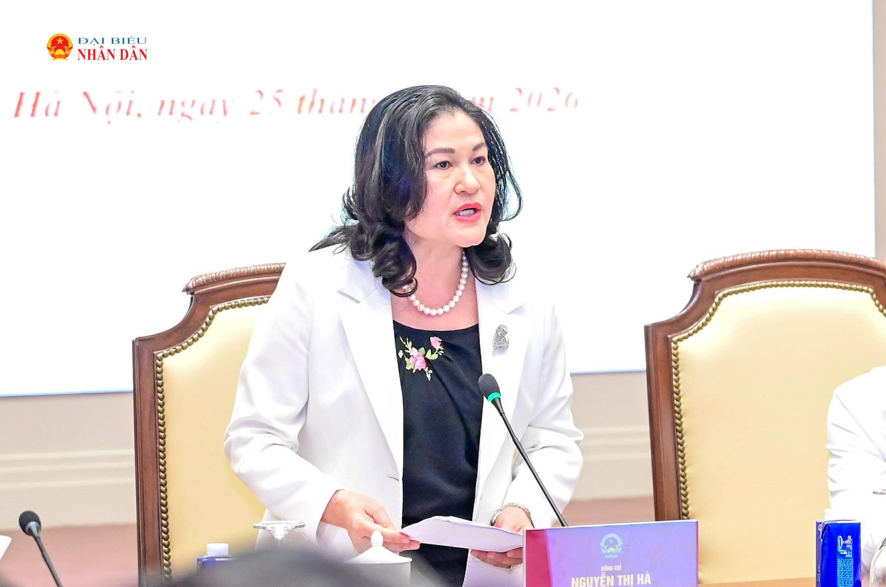 Thứ trưởng Bộ Nội vụ Nguyễn Thị Hà phát biểu tại họp báo