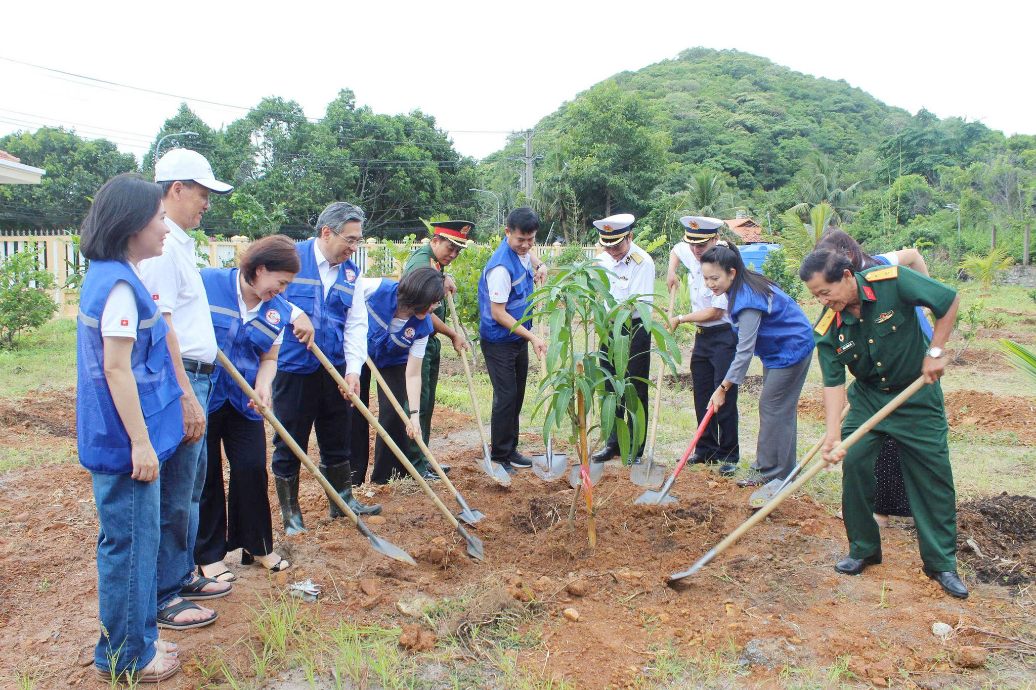 TP. Hồ Chí Minh Đồng hành cùng lực lượng nơi đầu sóng tại Côn Đảo ảnh 3. Lãnh đạo các đơn vị tham gia trồng cây