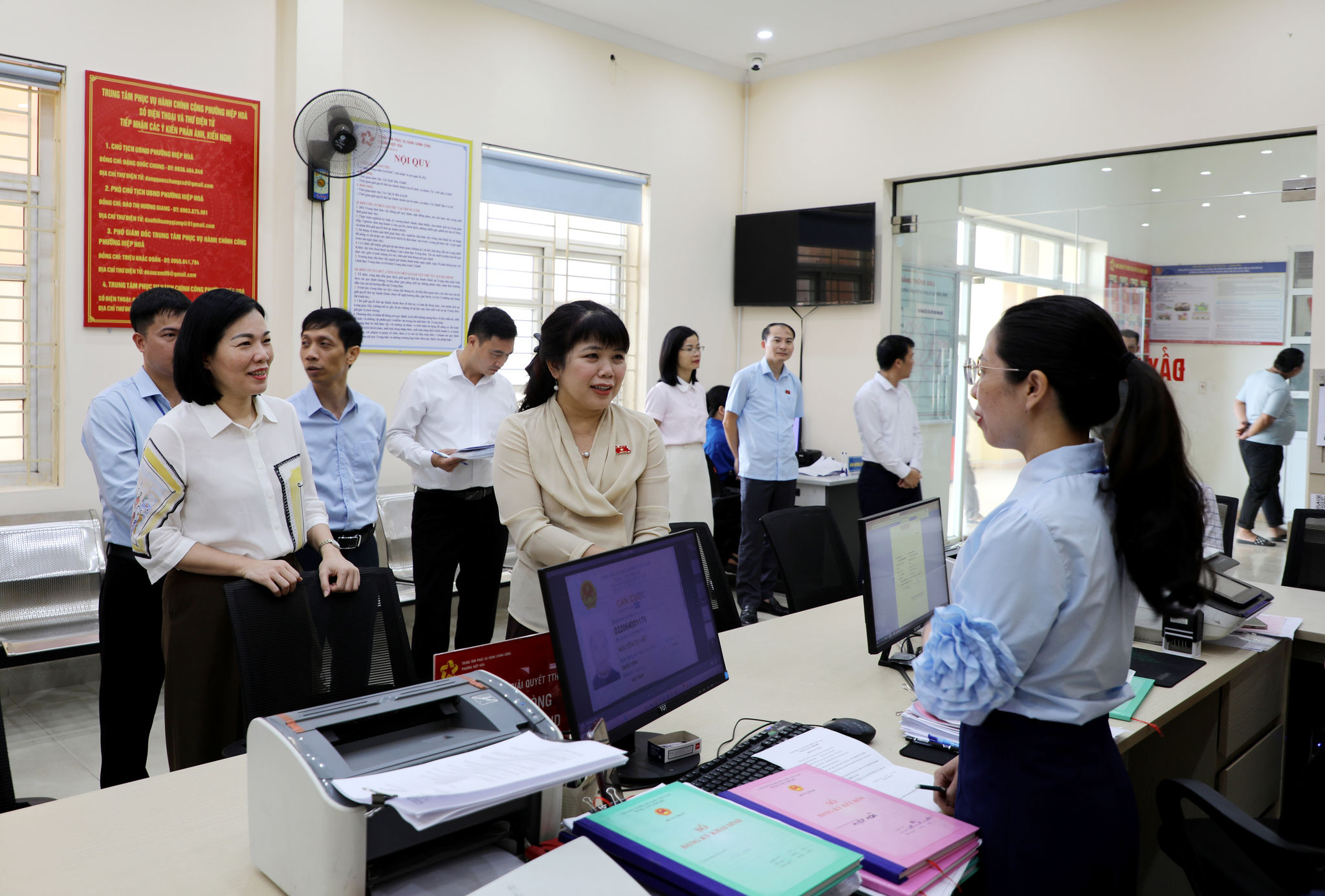 Đoàn ĐBQH tỉnh Quảng Ninh khảo sát công tác tiếp nhận, giải quyết TTHC tại Trung tâm Phục vụ hành chính công phường Hiệp Hòa