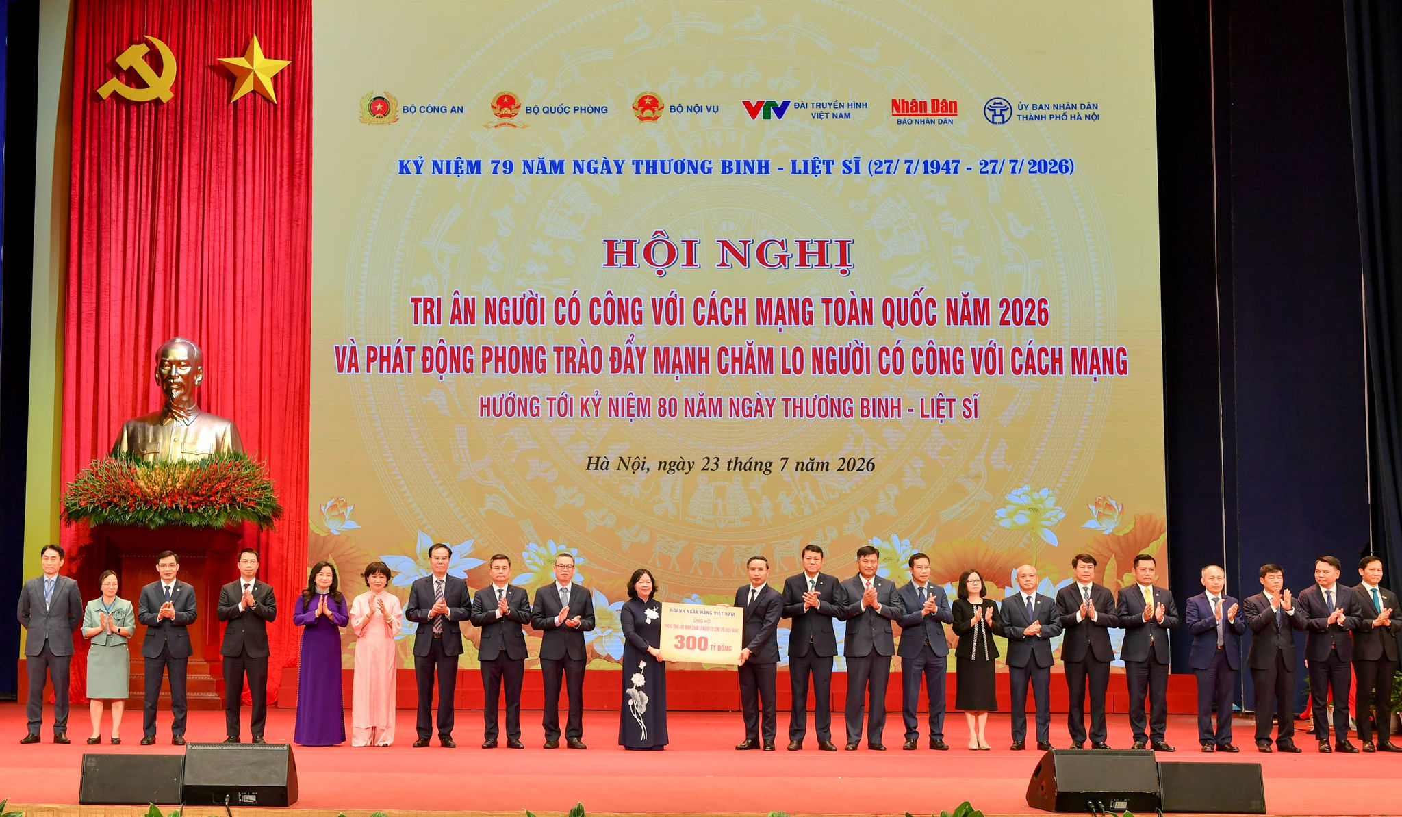 a4-nganh-ngan-hang-ung-ho-300-ty-dong.jpg