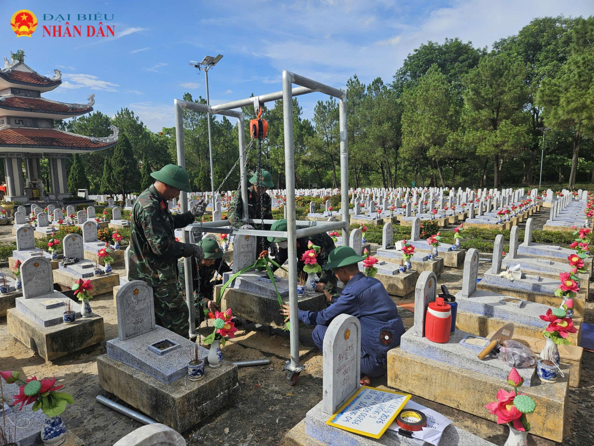 anh-7-cac-nhan-vien-584-tien-hanh-dung-he-thong-rong-roc-day-tu-che-de-dua-cac-nap-phan-mo-liet-si-len-de-thuc-hien-dua-cac-anh-len-tren-va-di-chuyen-den-khu-vuc-lay-mau-sinh-pham.jpg