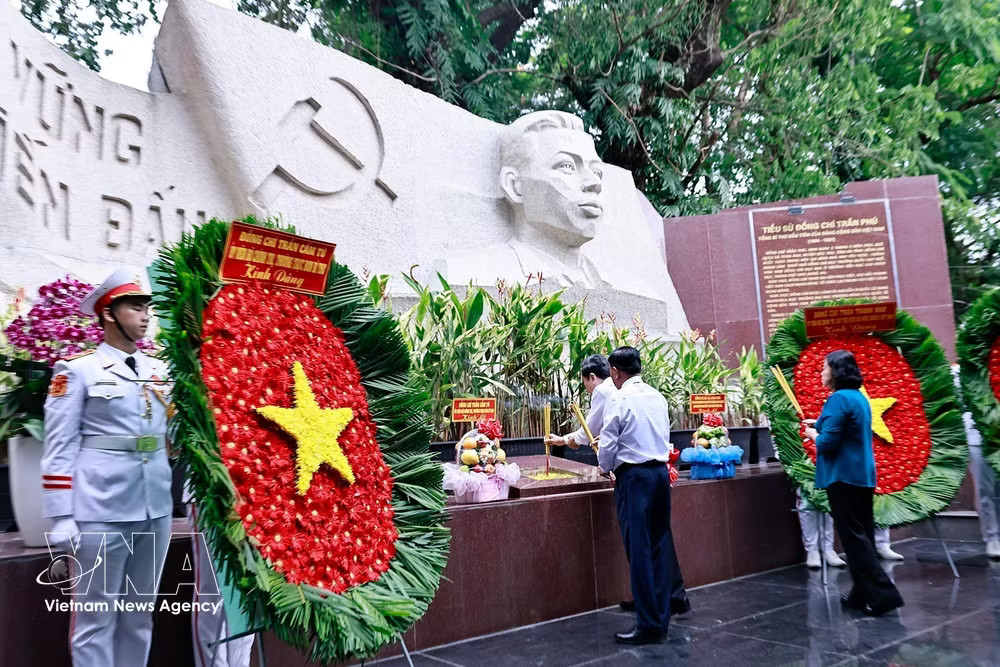 National Assembly Chairman Tran Thanh Man offers flowers and incense at the monument to late Party General Secretary Tran Phu. (Photo: VNA) vnanet-potal-chu-tich-quoc-hoi-tran-thanh-man-dang-huong-tai-cong-vien-le-thi-rieng-8913858.jpg