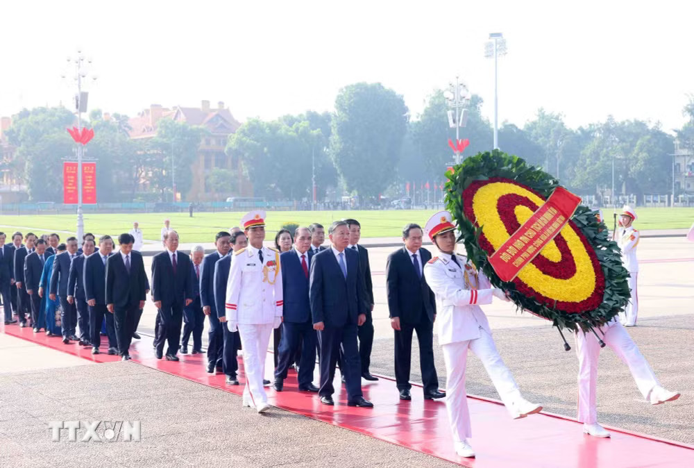 ttxvn-lanh-dao-dang-nha-nuoc-vao-lang-vieng-chu-tich-ho-chi-minh-1.jpg